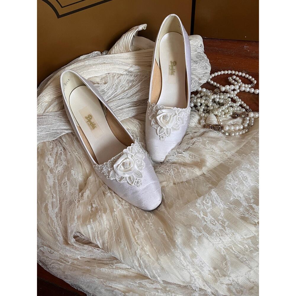 Vintage bridal shoes in white silk, size 9